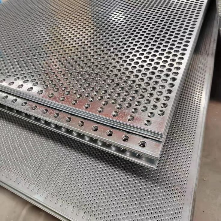 Expanded metal sheet fencing with strong pattern